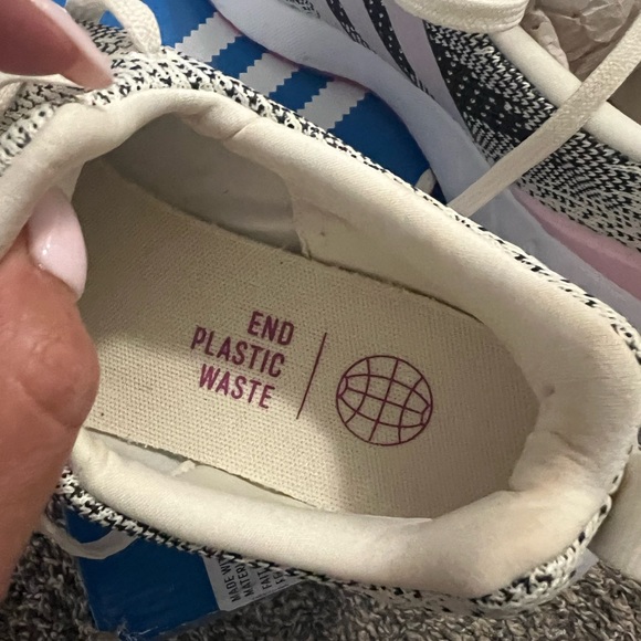 BNIB Adidas swift run 22W in pink, black and purple! Size 9. - Picture 3 of 6